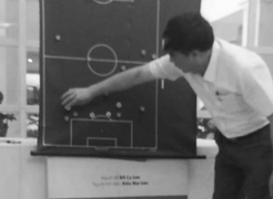 Rò rỉ hình ảnh bầu Đệ làm HLV trưởng trong phòng thay đồ, báo châu Á bật cười